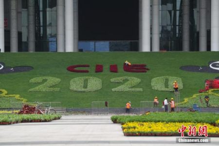 　　资料图：10月15日，园艺师正在国家会展中心(上海)南广场进行鲜花装饰，迎接即将开幕的第三届中国国际进口博览会。据悉，第三届中国国际进口博览会将于11月5日至10日在国家会展中心(上海)举办，目前各项工作正在有序推进。 张亨伟 摄