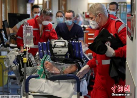 　　资料图：比利时东部城市列日市的三名新冠患者于当地时间11月3日，被直升飞机转送至德国西部城市明斯特和波恩接受救治。