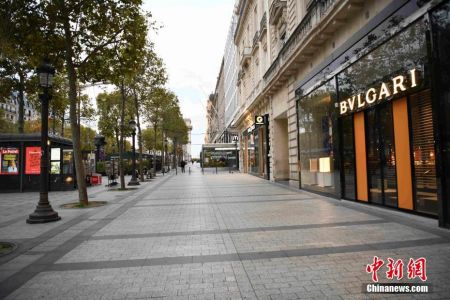 　　资料图：当地时间10月30日，法国进入第二次全国“封城”，以应对新冠肺炎疫情恶化。图为当天巴黎香榭丽舍大街几乎没有行人，大多数店铺关闭。 中新社记者 李洋 摄