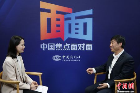 　中国华侨华人研究所所长、中国华侨历史学会副会长、华侨华人研究和侨务理论研究专家张春旺近日在北京接受中新社“中国焦点面对面”专访。中新社记者 蒋启明 摄