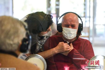 　当地时间11月11日，意大利威尼斯，疗养院设立“拥抱屋”，方便老人在有防疫保护措施的前提下、与亲人见面。