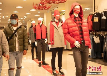 　　当地时间11月21日，顾客在美国加州旧金山梅西百货购物。美国媒体报道称，美国各大零售商在新冠肺炎暴发初期被迫关闭门店。现在，这些商家正“游说”官员允许其在“黑色星期五”以及假日购物旺季保持营业。当日，美国累计新冠确诊病例超1200万例。 中新社记者 刘关关 摄