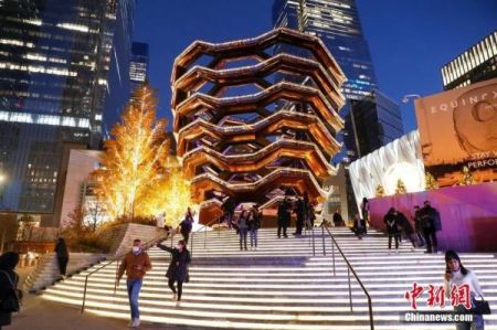 资料图：当地时间2020年11月26日，美国传统节日感恩节，民众游览夜色中的哈德逊广场。中新社记者廖攀 摄