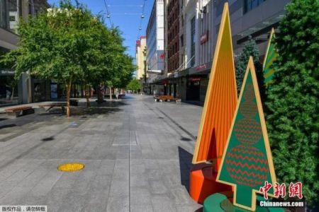 资料图：当地时间11月19日，南澳大利亚州首府阿德莱德开始实行“居家令”，街道上人烟稀少。