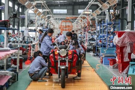 　　12月3日，国务院新闻办公室在北京举行新闻发布会，介绍易地扶贫搬迁工作情况。中国国家发改委秘书长赵辰昕在新闻发布会上说，“十三五”易地扶贫搬迁任务已全面完成，960多万易地搬迁贫困人口全部脱贫胜券在握。 资料图为9月8日，贵州省晴隆县易地扶贫搬迁安置点阿妹戚托小镇的配套产业园区内，工人在车间工作。 中新社记者 瞿宏伦 摄