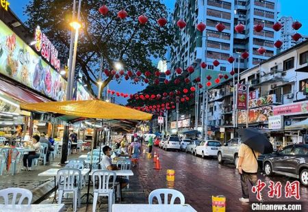 　　12月12日晚，过去一座难求的亚罗街如今客流稀疏。中新社记者 陈悦 摄