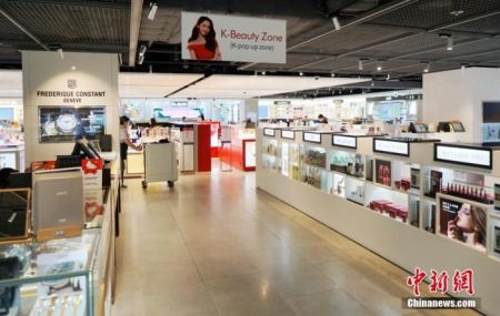 　9月1日，韩国首尔江南区的一家免税店客流稀少。