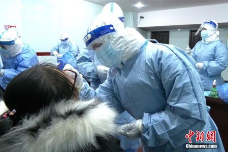 　资料图：12月11日，绥芬河最低气温-18℃，市民自觉排队，有序参检。王琳 摄