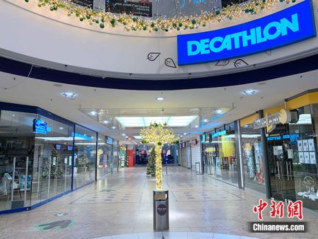 图为当天傍晚柏林一处购物中心内的绝大部分商铺已关闭。中新社记者 彭大伟 摄