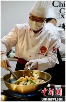 江苏省委统战部(省侨办)、省侨联、省餐饮行业协会等通过网络，向全球华侨华人“云教学”，推广战“疫”中餐菜品。图为大厨们在烹饪淮扬菜。顾津臣 摄