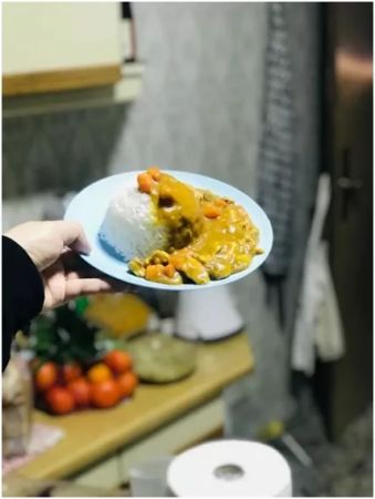 　在西班牙留学的中国学生徐北城，自学校停课后在家中自我隔离，厨艺大增。(徐北城供图)