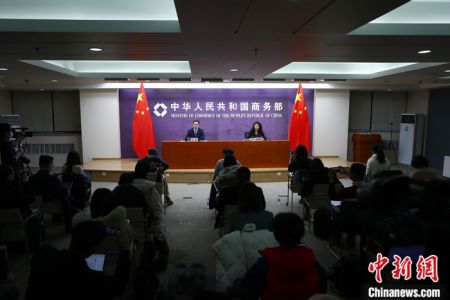 　　12月30日，中欧投资协定谈判宣布完成。中国商务部条法司司长李詠箑(右)在当天夜间举行的吹风会上表示，该协定涉及领域远远超越传统双边投资协定，中国、欧盟、世界各国企业都能从中收获更多投资机会。 中新社记者 富田 摄