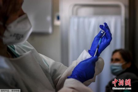 资料图：医护人员在准备新冠疫苗。