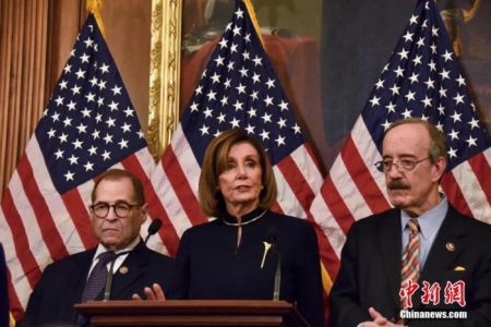 　资料图：2020年12月18日，美国国会众议院表决通过两项针对总统特朗普的弹劾条款，特朗普被正式弹劾。中新社记者 沙晗汀 摄