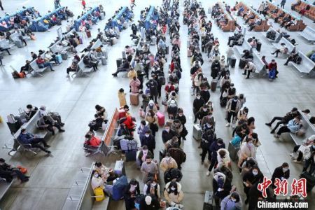 　　资料图：旅客等待检票。　胡燕 摄