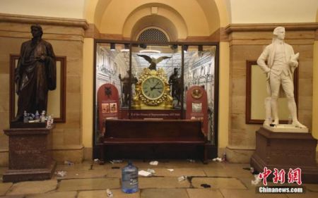 　　图为骚乱过后的国会大厦一层大厅。 中新社记者 陈孟统 摄