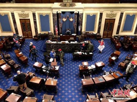 　图为1月6日，示威者闯入参议院。 中新社记者 陈孟统 摄