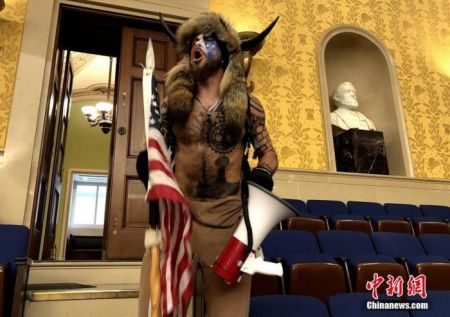 　图为1月6日，示威者杰克·昂格利闯入参议院。 中新社记者 陈孟统 摄