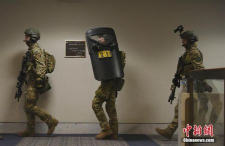 　　图为1月6日，在哈特参议院办公大楼内的特勤人员。 中新社记者 陈孟统 摄