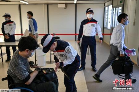 　　受新冠疫情影响，原定于2020年7月登场的东京奥运会与残奥会，分别延后到2021年7月23日及8月24日开幕。图为入场测试现场。