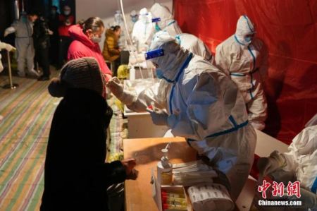 　资料图：工作人员为社区居民做核酸检测。中新社记者 吕品 摄