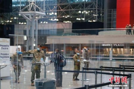 　　当地时间1月13日，美国居民在纽约贾维茨新冠疫苗接种中心注册，等候注射疫苗。