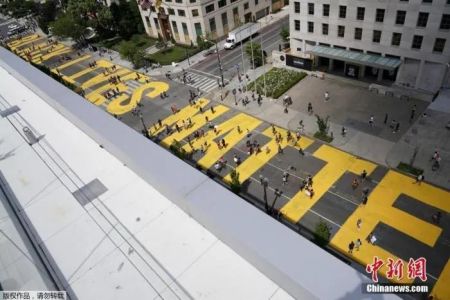 资料图：美国华盛顿哥伦比亚特区政府在通往白宫的16街路面上，漆上了“黑人的命也是命”的字样。