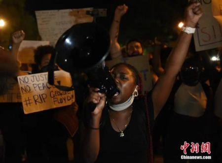 　　资料图：美国反种族歧视示威中的抗议者。 中新社记者 陈孟统 摄