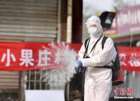 　　1月15日，石家庄消防救援支队藁城大队消防员在小果庄村村口路段消杀。当日，河北省石家庄市藁城区开展防疫消杀工作。 中新社记者 翟羽佳 摄