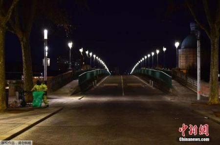 资料图:当地时间1月16日,法国全境正式延长宵禁时段,每日宵禁时段自10小时延长至12小时。图为法国图卢兹,一名市政工作人员在圣皮埃尔桥附近清空公共垃圾箱。 资料图:当地时间1月16日,法国全境正式延长宵禁时段,每日宵禁时段自10小时延长至12小时。图为法国图卢兹,一名市政工作人员在圣皮埃尔桥附近清空公共垃圾箱。