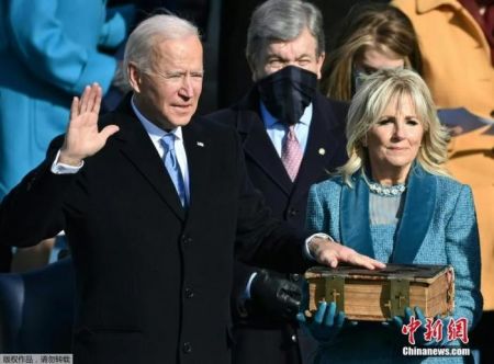 资料图:当地时间1月20日中午,美国当选总统、民主党人拜登在国会山正式宣誓就任美国第46任总统。 资料图:当地时间1月20日中午,美国当选总统、民主党人拜登在国会山正式宣誓就任美国第46任总统。
