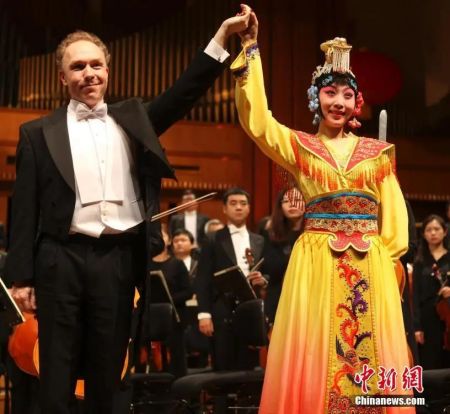 资料图:当地时间2019年1月29日,第五届中国—欧盟文化艺术节的一场演出结束后,担任钢琴协奏的荷兰钢琴家拉尔夫·范·拉特与京剧青衣演员炼雯晴携手谢幕。中新社记者 德永健 摄 资料图:当地时间2019年1月29日,第五届中国—欧盟文化艺术节的一场演出结束后,担任钢琴协奏的荷兰钢琴家拉尔夫·范·拉特与京剧青衣演员炼雯晴携手谢幕。中新社记者 德永健 摄