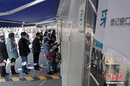 资料图:上海扩大核酸检测规模,民众在周浦医院依次进行信息登记。 殷立勤 摄 资料图:上海扩大核酸检测规模,民众在周浦医院依次进行信息登记。 殷立勤 摄