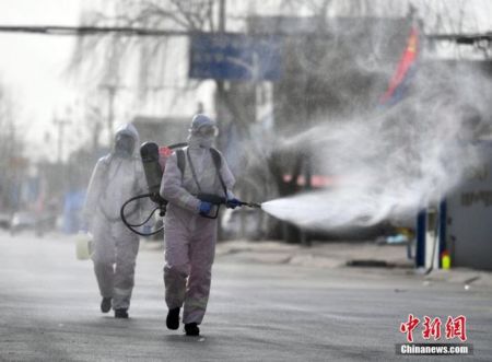 1月15日,石家庄消防救援支队藁城大队消防员在小果庄村村口路段消杀。当日,河北省石家庄市藁城区开展防疫消杀工作。 中新社记者 翟羽佳 摄 1月15日,石家庄消防救援支队藁城大队消防员在小果庄村村口路段消杀。当日,河北省石家庄市藁城区开展防疫消杀工作。 中新社记者 翟羽佳 摄