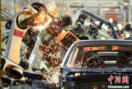 资料图: 图为“智造重镇”重庆的智能化产线。 陈超 摄 资料图: 图为“智造重镇”重庆的智能化产线。 陈超 摄
