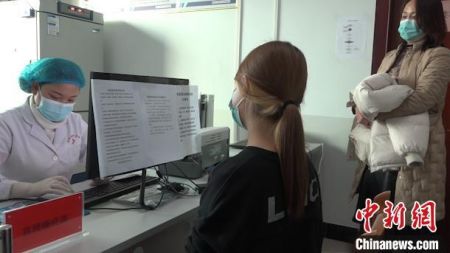 资料图:内蒙古鄂尔多斯适龄女性在家长陪同下进行免费预防宫颈癌疫苗接种。 马知远 摄 资料图:内蒙古鄂尔多斯适龄女性在家长陪同下进行免费预防宫颈癌疫苗接种。 马知远 摄