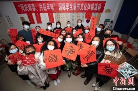 　　资料图：留学生展示他们的书法和剪纸作品。韦亮 摄