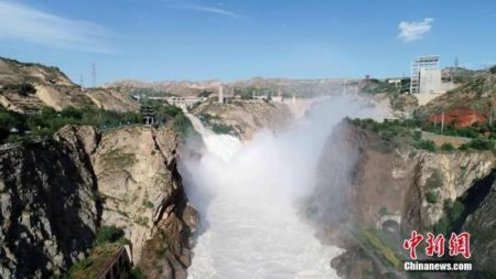 　　资料图为刘家峡水库，是黄河上游水利调节的大型水利枢纽。郭红 摄