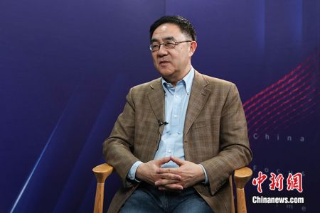 中国疾病预防控制中心研究员、世界卫生组织疫苗研发委员会顾问邵一鸣接受中新社“中国焦点面对面”专访。中新社记者 蒋启明 摄