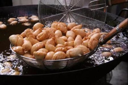 资料图：广州街头炸油角。(广州日报 赖玉清 摄)