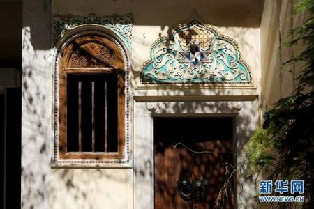 图为陈慈黉故居的窗户木雕与门廊上的雕花。新华网 李相博 摄 图为陈慈黉故居的窗户木雕与门廊上的雕花。新华网 李相博 摄