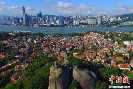 资料图:鼓浪屿上的红砖古厝与对面的现代化建筑遥相辉映。中新社记者 王东明 摄 资料图:鼓浪屿上的红砖古厝与对面的现代化建筑遥相辉映。中新社记者 王东明 摄