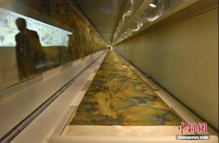 　2018年12月6日，“丝路山水地图展”在香港科学馆开幕。图为《丝路山水地图》真迹。中新社记者 张炜 摄