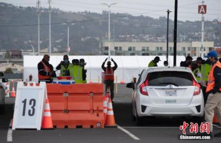 　当地时间2月16日，设立在美国加州奥克兰体育场的大规模疫苗接种站向符合资格的民众开放。这处接种站每天将提供6000剂疫苗。中新社记者 刘关关 摄