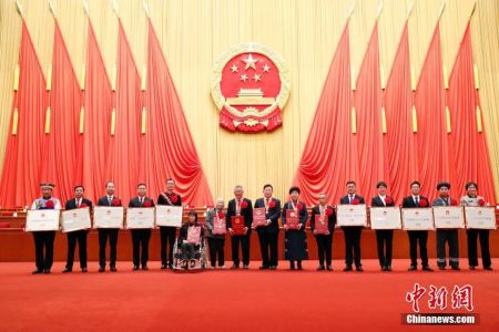 　　2月25日，全国脱贫攻坚总结表彰大会在北京人民大会堂隆重举行。图为全国脱贫攻坚楷模荣誉称号获得者在大会后合影。 中新社记者 盛佳鹏 摄