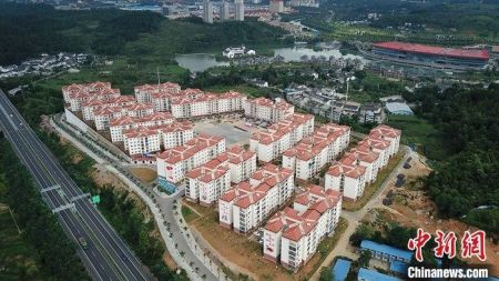 　　“十三五”易地扶贫搬迁任务已全面完成，960多万易地搬迁贫困人口全部脱贫胜券在握。 资料图为航拍贵州省湄潭县黄家坝街道田坝社区崇德小区移民安置点。 中新社记者 瞿宏伦 摄