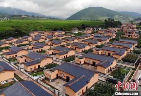 　2020年11月17日，四川省人民政府批准凉山彝族自治州普格县、布拖县、金阳县、昭觉县、喜德县、越西县、美姑县7县退出贫困县序列。至此，四川88个贫困县全部清零。资料图为航拍普格县甲甲沟村。 中新社记者 张浪 摄