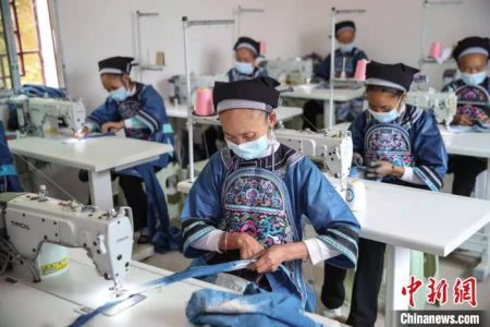 　　资料图：搬迁户在贵州紫云扶贫车间加工刺绣订单。　瞿宏伦 摄