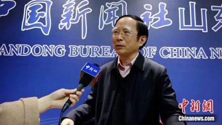 　　全国政协常委、山东大学儒学高等研究院执行院长王学典近日在接受中新社记者采访时表示，他将在今年全国两会上提出用教育巩固、保障中国脱贫成果的建议。杨飞 摄