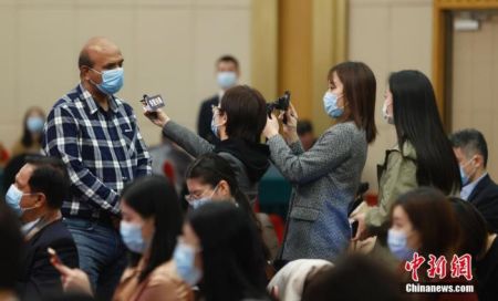 　　3月3日，全国政协十三届四次会议新闻发布会在北京举行。图为一名巴基斯坦记者在发布会开始前，在设在北京梅地亚中心多功能厅的分会场内接受采访。 中新社记者 杜洋 摄